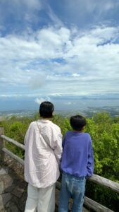 景色を眺める子どもたちの後ろ姿
